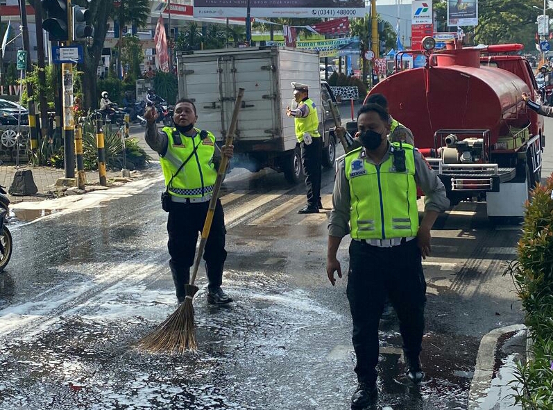 Satlantas Polresta Malang Kota dan PMK Bersihkan Solar Tumpah di Jalan