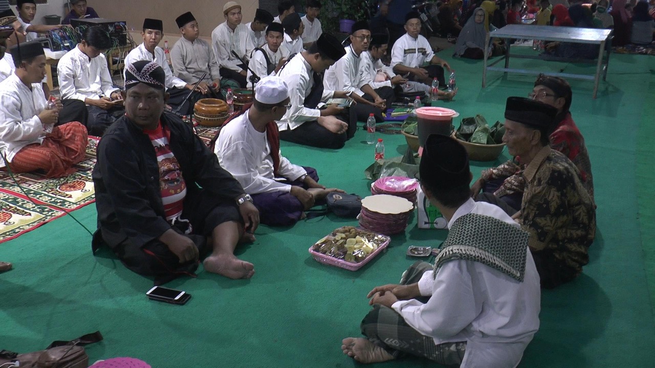 Guyub Rukun, Warga Gubeng Jaya Berebut Tumpeng Ruwatan