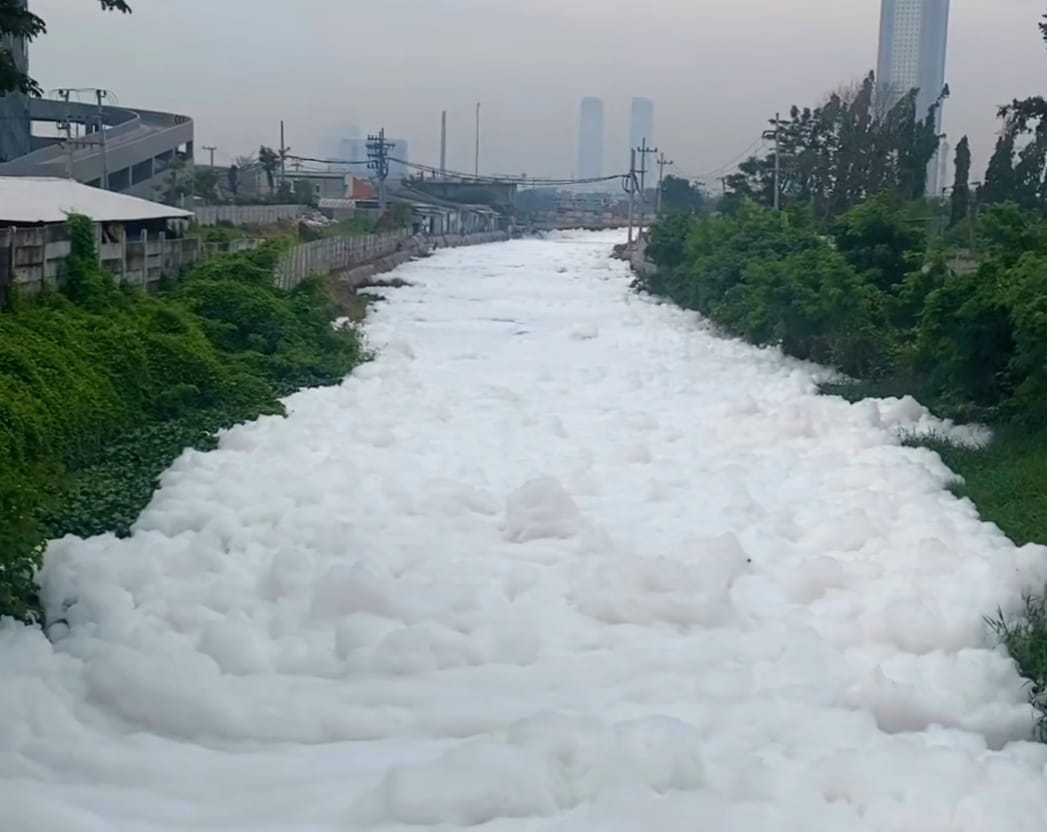 Heboh Sungai Kalisari Tertutup Busa, Ini Penyebabnya