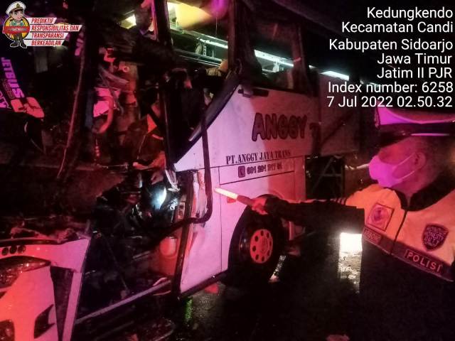 Bus Tabrak Truk, Kenek Tewas Terjepit