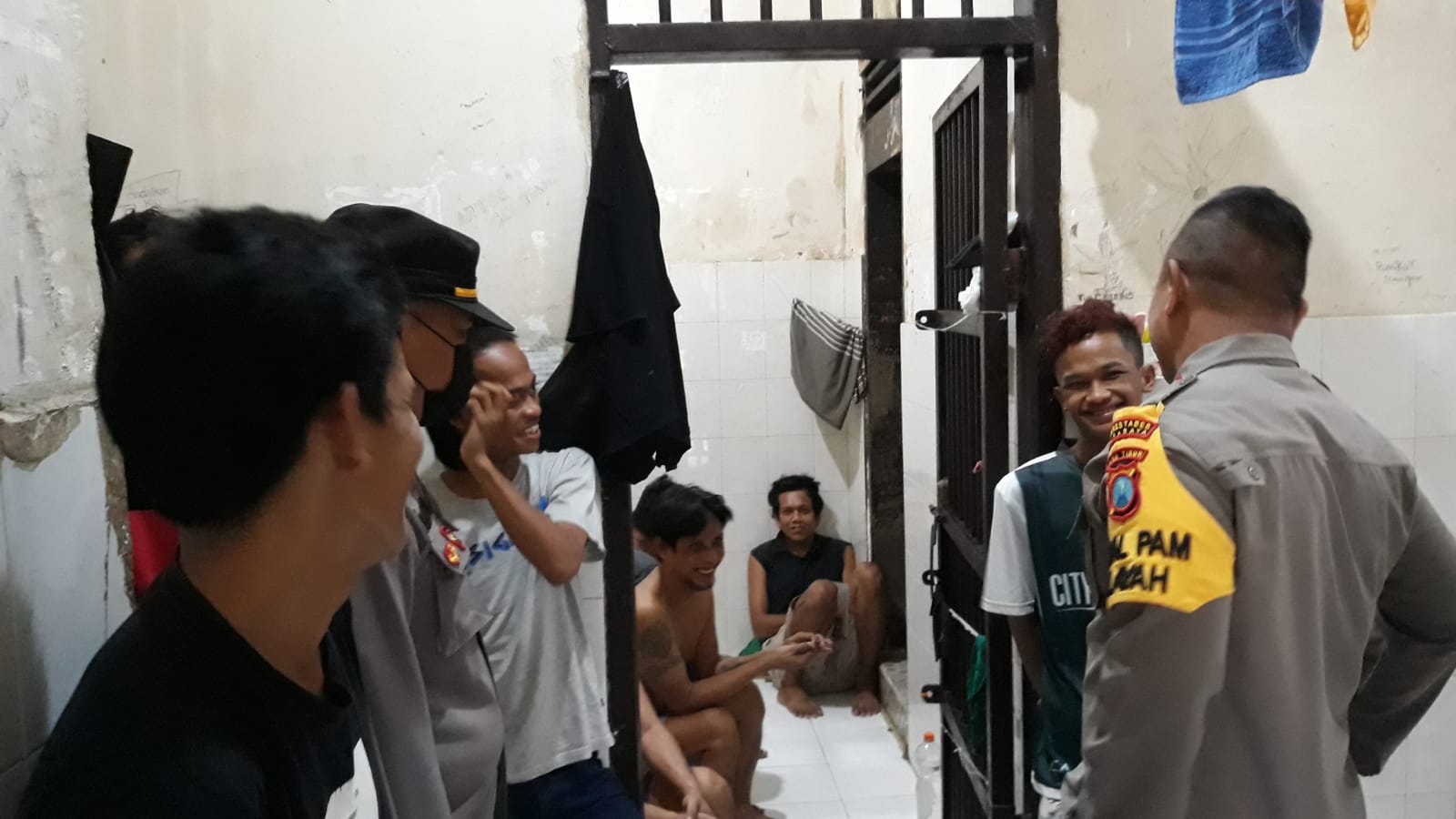 Polsek Sukolilo Cek Kesehatan Tahanan dan Beri Bimbingan Konseling