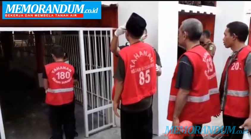 Tahanan PN Surabaya yang Akan Disidang Diperiksa Suhu Tubuh dengan Thermal Detector
