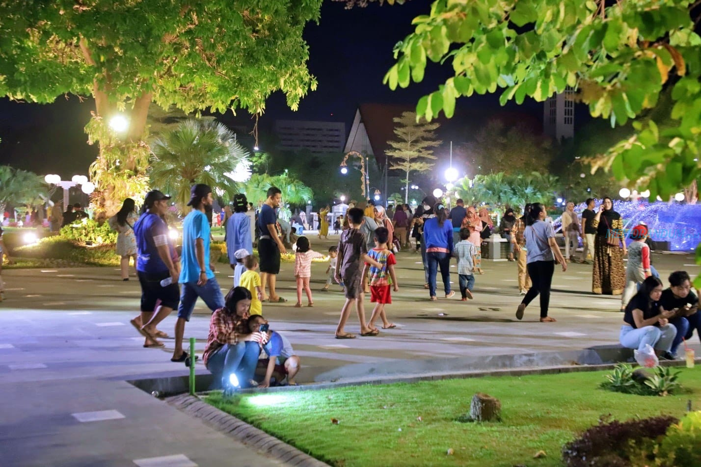 Taman Surya Depan Balai Kota Surabaya Jadi Tempat Hiburan Malam Baru