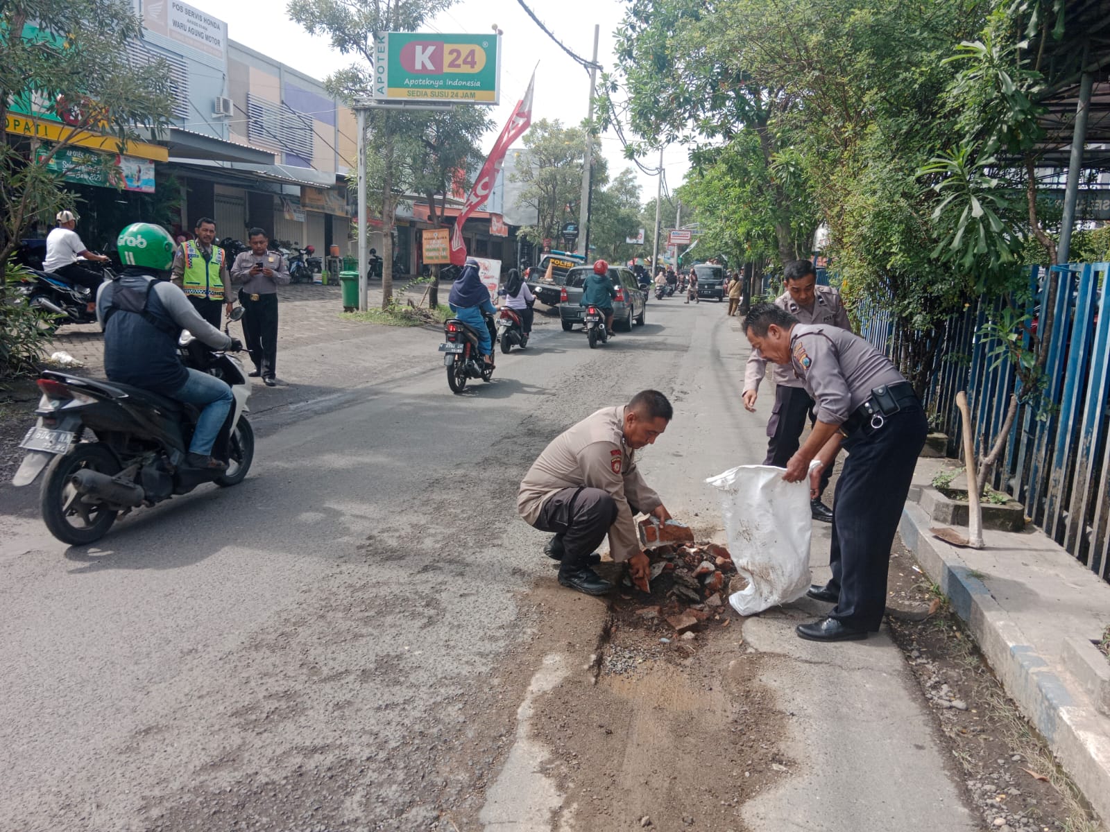 Polisi Tambal Jalan