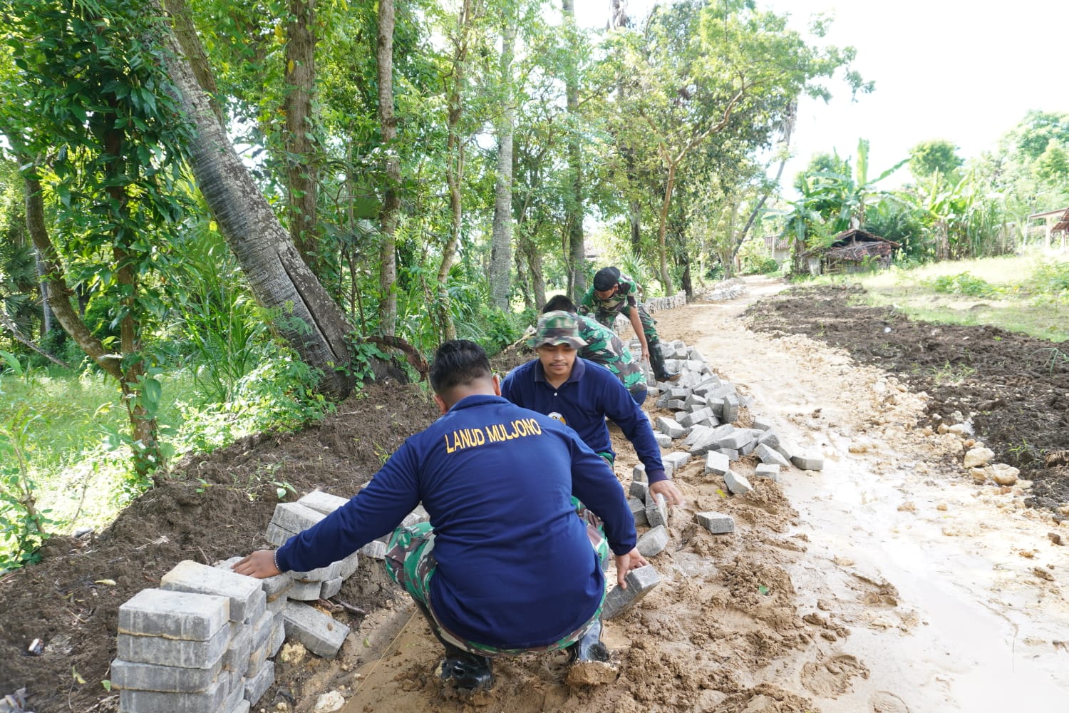 Satgas TMMD Ke-116 Kodim 0827/Sumenep Gotong Royong Pasang Paving Block