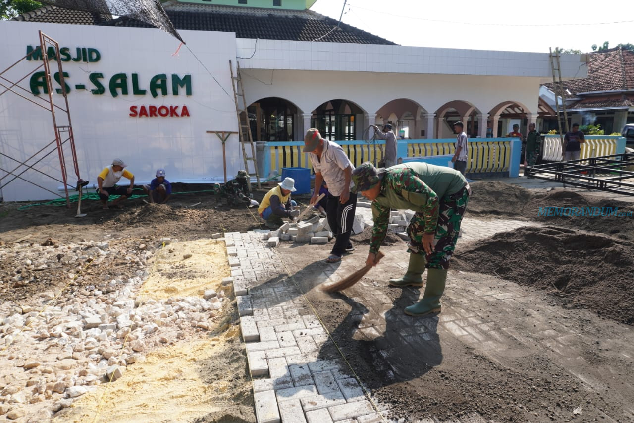 Satgas TMMD 116 Kodim 0827/Sumenep Lakukan Pengisian Antara Nat Paving Block Halaman Masjid