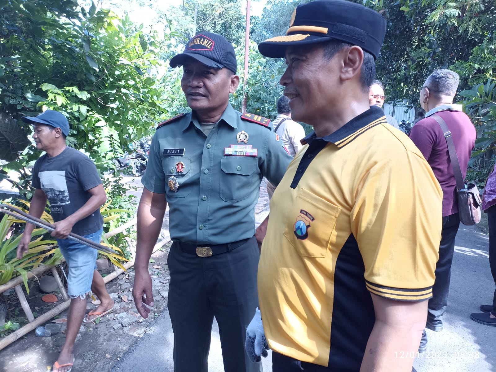 Sinergi TNI-Polri dan Warga Mojoroto Bersihkan Material Kebakaran Rumah Warga