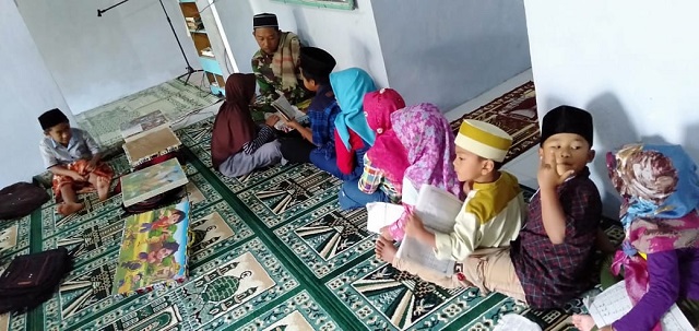 Ajari Anak-Anak Dusun Nitri Mengaji