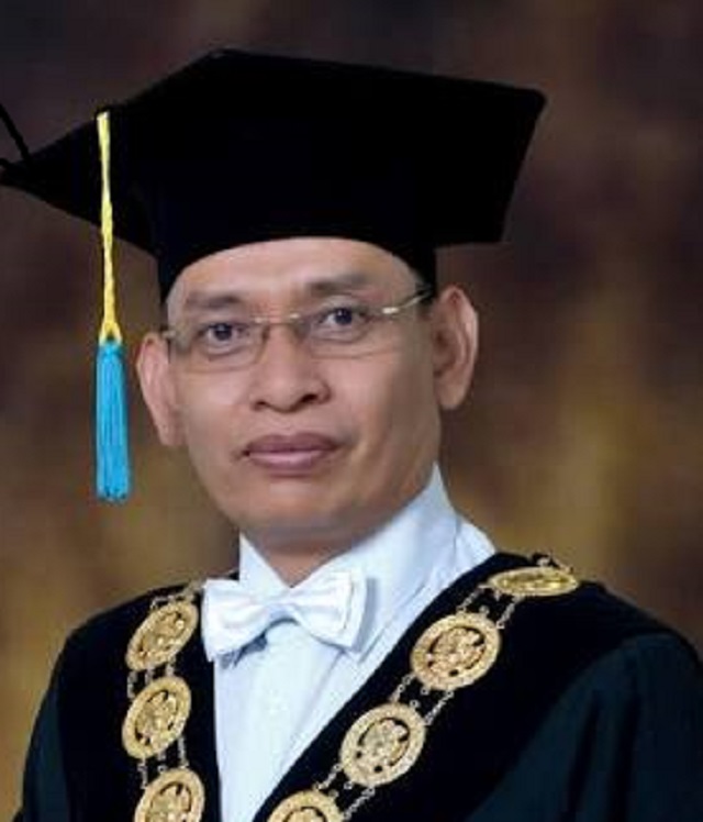 Rektor Unair Wisuda 985 Lulusan