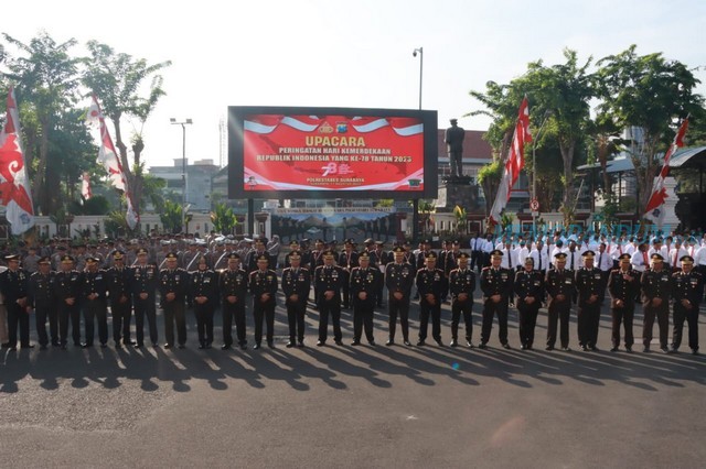 Gelar Upacara HUT Ke-78 RI, Kapolrestabes Surabaya Beri Penghargaan Anggota Polri Berprestasi