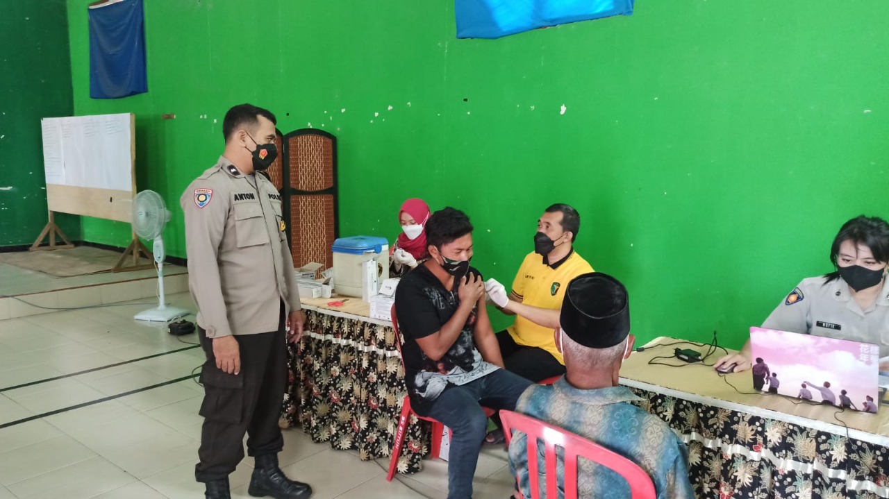 Vaksinasi Booster Polres Blitar Layani Warga Gandusari