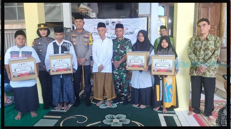 Kapolres Tulungagung Santuni anak Yatim dan Wakaf Semen di Ponpes Nurul Iman