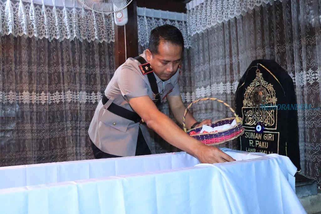 Polres Gresik Ziarah Makam Sunan Giri Jelang Hari Bhayangkara Ke-77