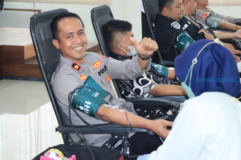 Bakti Kemanusiaan, Ratusan Personel Polres Gresik Donor Darah Sambut HUT Ke-77 Bhayangkara
