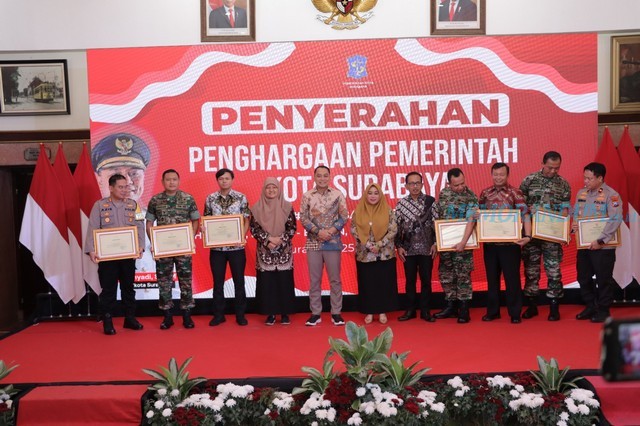 Wali Kota Surabaya Beri Penghargaan Kepada Kapolrestabes