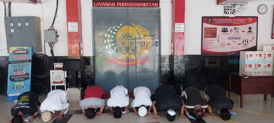 Bebas, Delapan WBP Lapas Sidoarjo Sujud Syukur