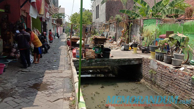 Berdiri di  Saluran,  Belasan Bangli Kalirejo Dibongkar