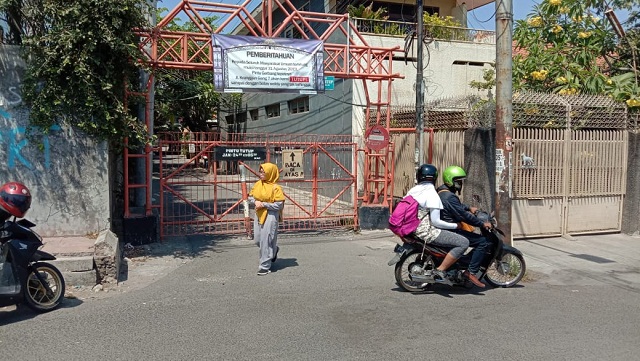 Warga Tutup Jalan Alternatif Kranggan Gang 7