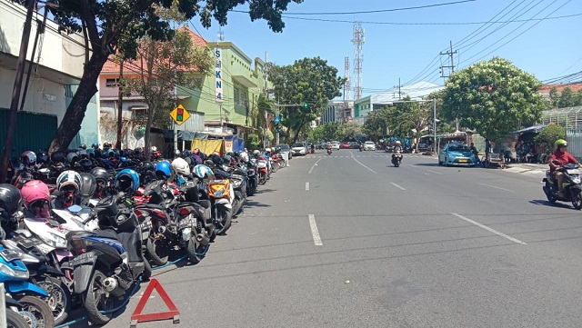 Ratusan Siswa SMKN 4 Parkir Motor di Bahu Jalan