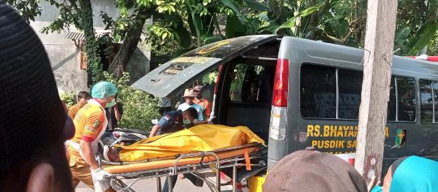 Polisi Amankan Parang dan Balok Kayu dari TKP