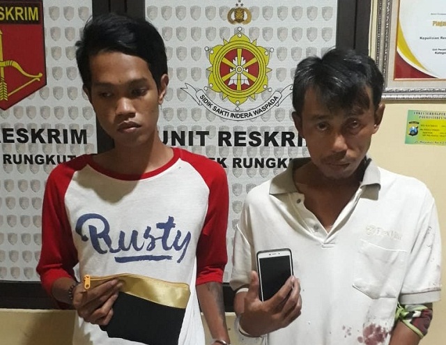 Terkepung Warga, Dua Pencuri HP dan Dompet Dimassa di Rungkut Lor