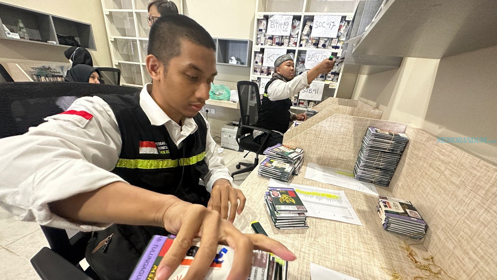 Melihat Kerja Petugas Siapkan Ribuan Dokumen Kepulangan Jemaah Haji dari Madinah