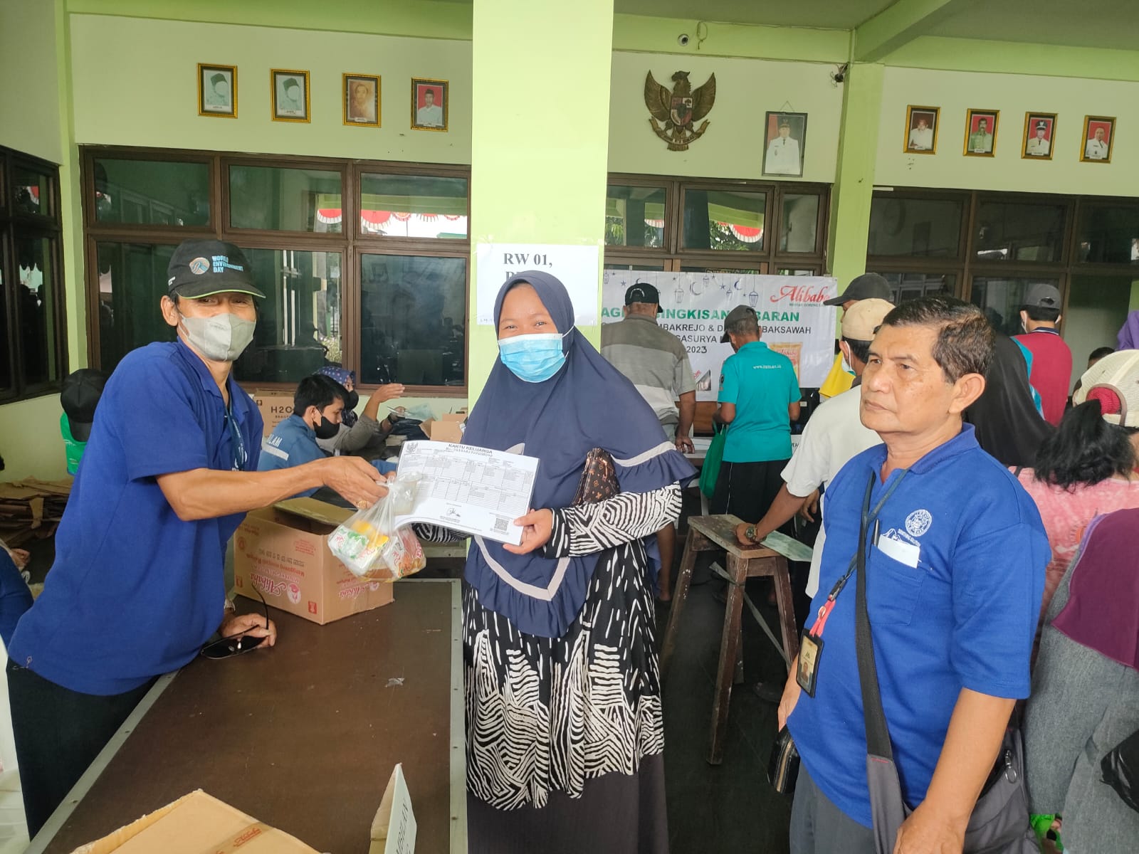 PT Megasurya Mas Bagikan Bingkisan ke Warga Tambakrejo dan Tambaksawah