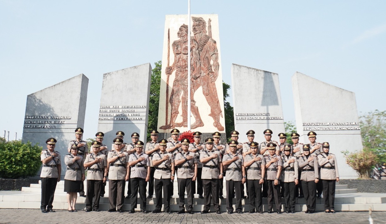 Jelang Hari Bhayangkara ke-76, Polresta Sidoarjo Ziarah dan Tabur Bunga di Makam Pahlawan