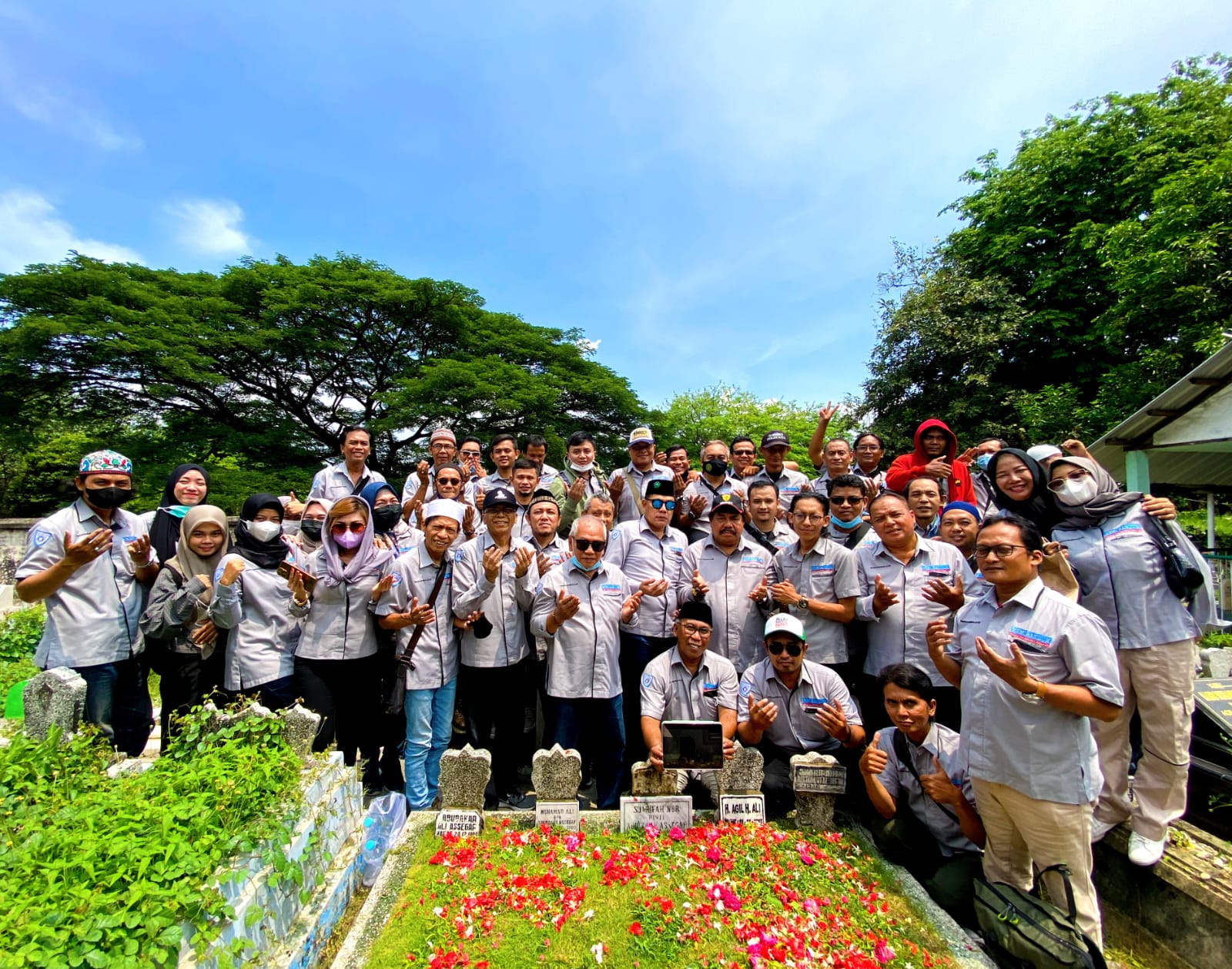 HUT ke-53 SKH Memorandum, Pimpinan dan Pegawai Tabur Bunga di Makam Pendiri